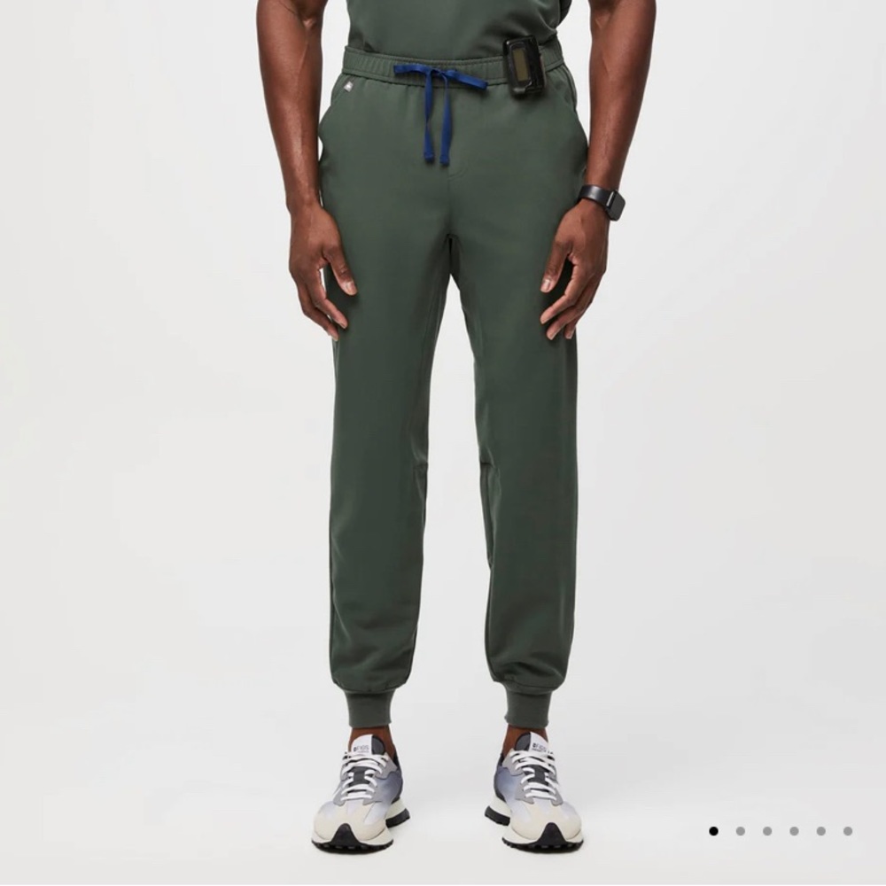 *Brand New* Figs Men’s Dark Moss Tansen Short Jogger Scrub Pants, Size 2XL